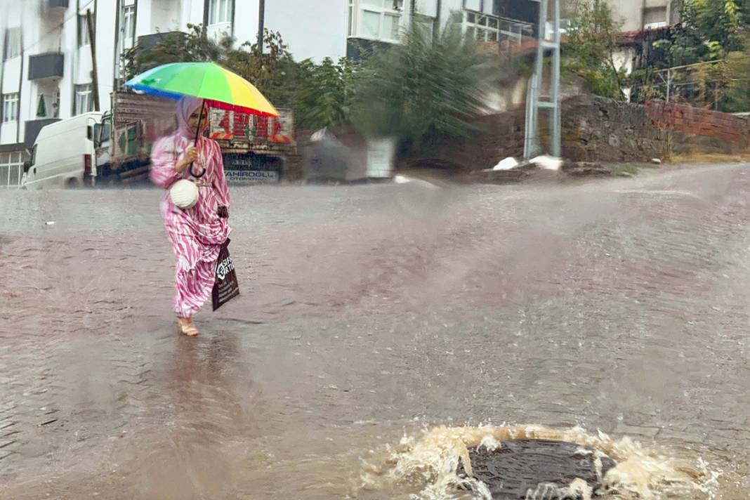 İstanbul’da sağanak etkisini gösterdi: Bahçe duvarı yıkıldı, ev sular altında kaldı 20